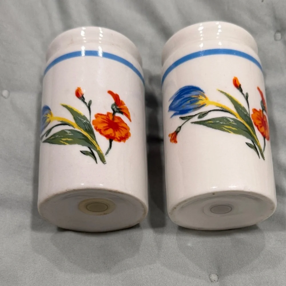 Vintage Lovely Tulip Floral Ceramic Salt & Pepper Shakers